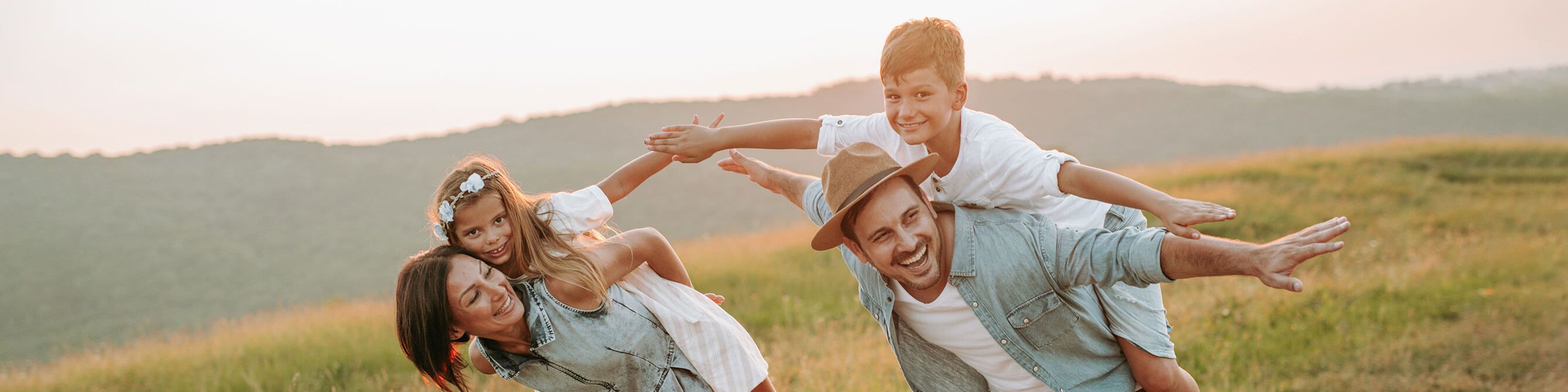 Glückliche lächelnde Familie an einem Sommertag im Park